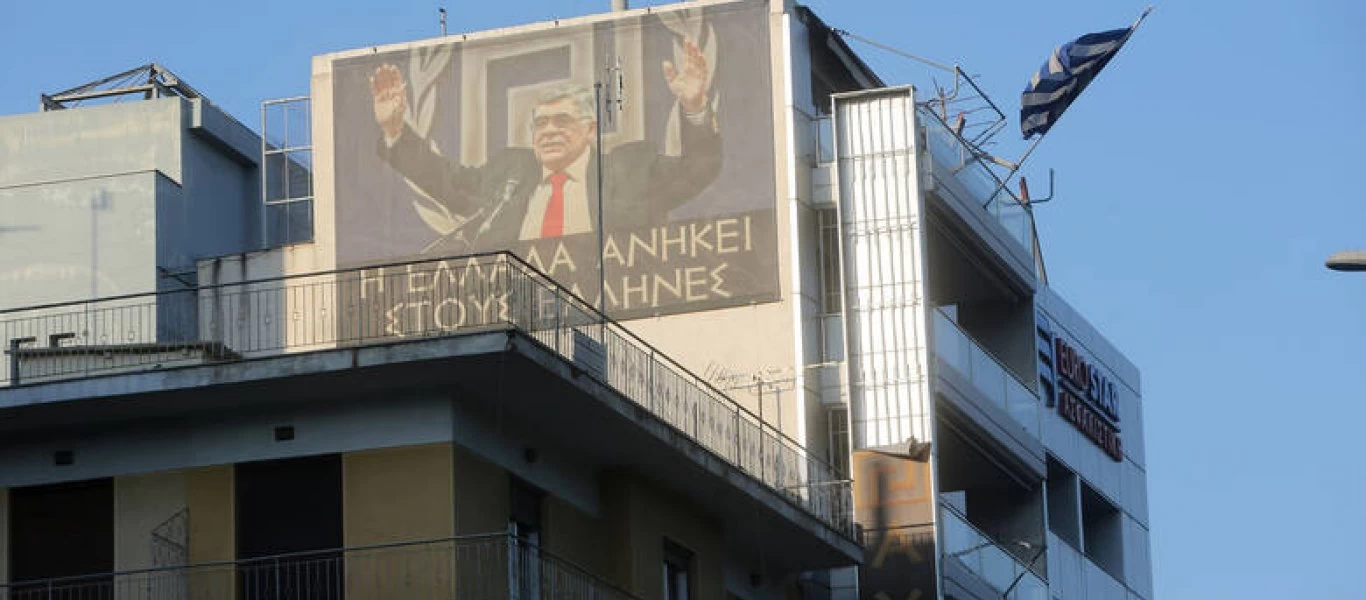 Άγνωστοι επιτέθηκαν με γκαζάκια στα γραφεία της Χρυσής Αυγής στην Αθήνα - Εμβόλισαν όχημα της αντιτρομοκρατικής
